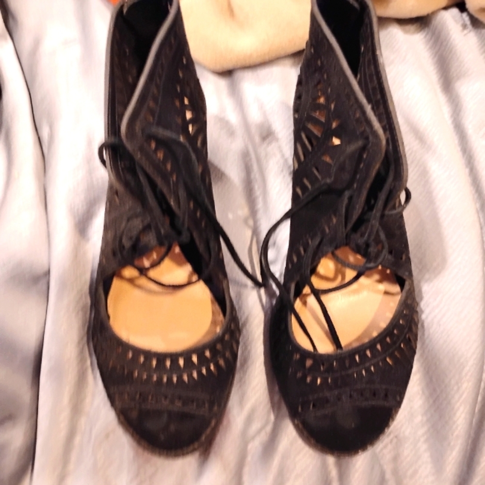 Vince Camuto black lace up ankle high shoes size 6.5 No Flaws